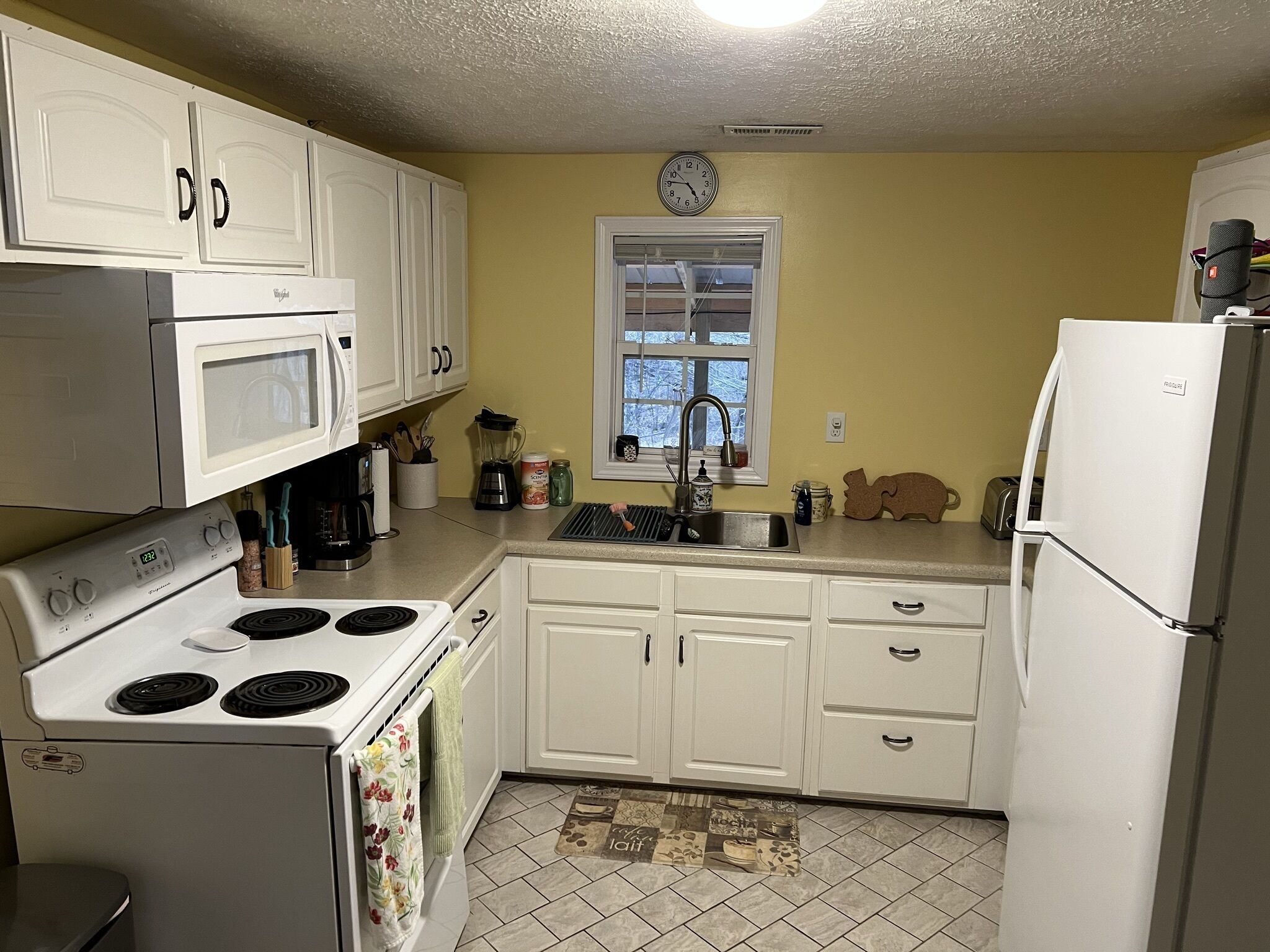 Quiet Lake/Hunting cottage super close to boat launch and beach