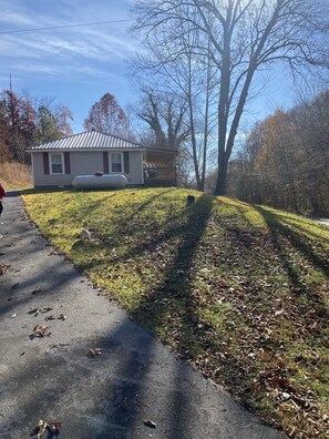 Property grounds - Quiet Lake/Hunting cottage super close to boat launch and beach (Cadiz)