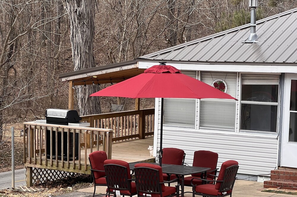 Quiet Lake/Hunting cottage super close to boat launch and beach