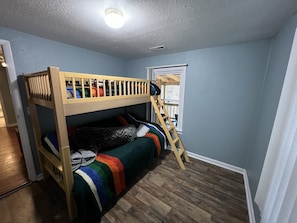 4 bedrooms, iron/ironing board, free WiFi, bed sheets