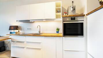 Kühlschrank, Mikrowelle, Ofen, Herdplatte