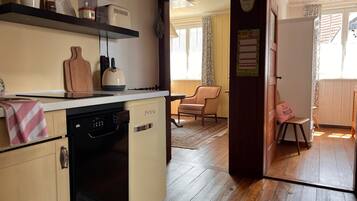 Kjøleskap, mikrobølgeovn, kokeplater og oppvaskmaskin