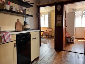 Kylskåp, mikrovågsugn, spishäll och diskmaskin