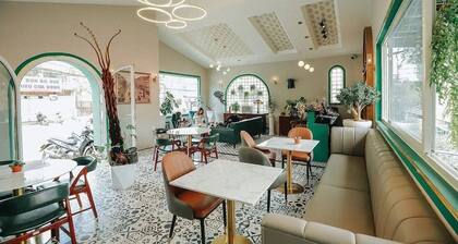 apartment with game console + big screen, chill garden