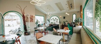 apartment with game console + big screen, chill garden