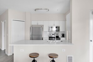 Fridge, microwave, oven, dishwasher - Trendy Bellevue 2BR w/ Pool, Spa & Gym, close to shopping, by Blueground (Seattle)