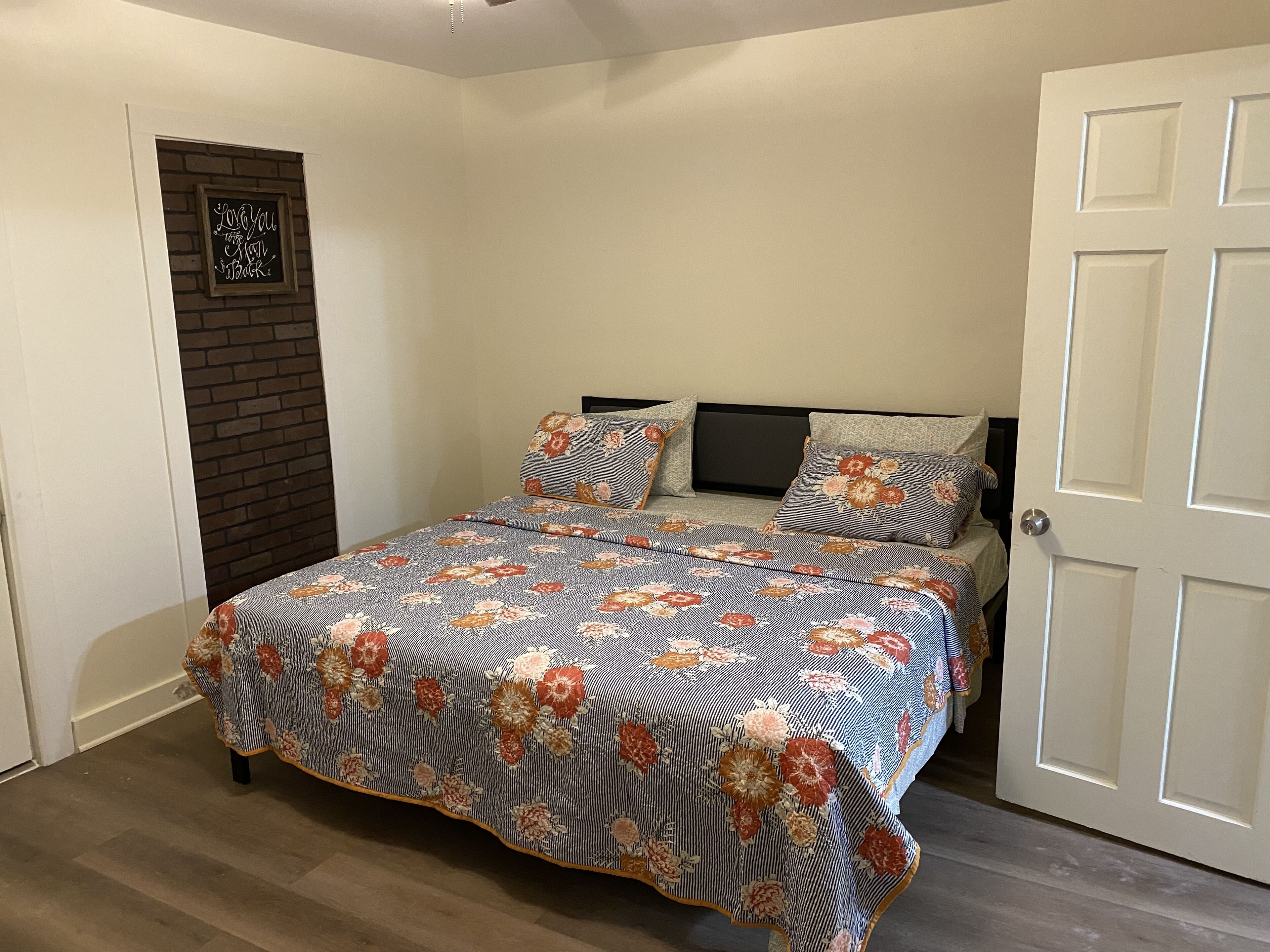 Entire house close to Natl Park and casino with free parking,WiFi, smart TV .