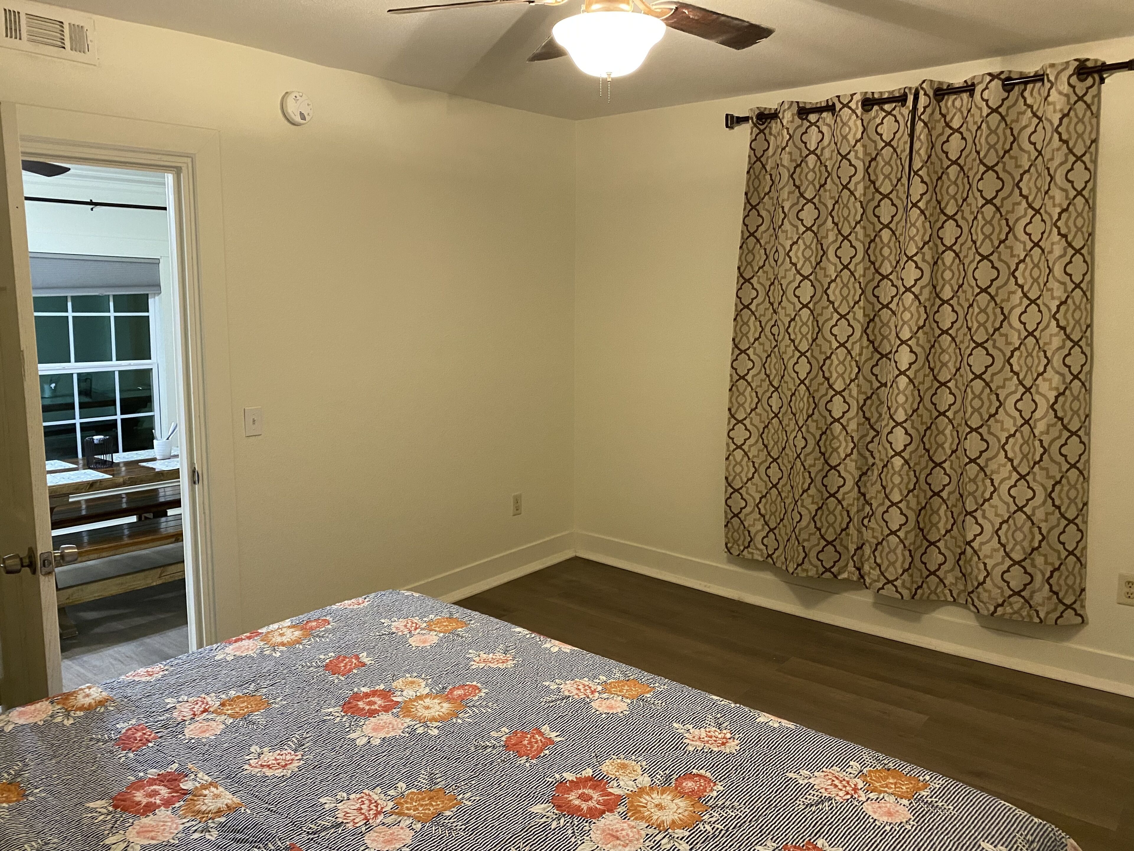 Entire house close to Natl Park and casino with free parking,WiFi, smart TV .