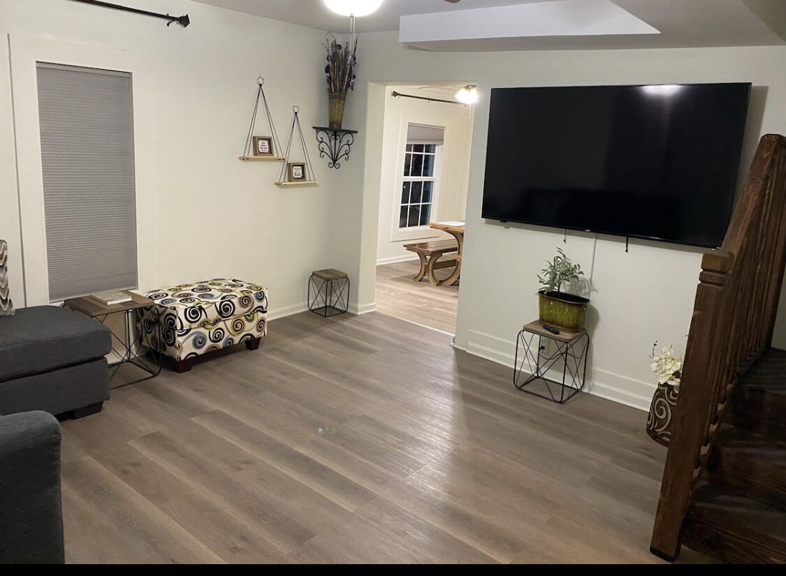 Entire house close to Natl Park and casino with free parking,WiFi, smart TV .