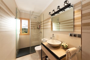 Combined shower/tub, towels