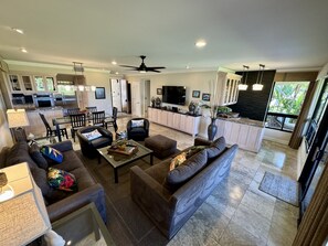 Smart-TV, DVD-spiller, bøker og filmbibliotek