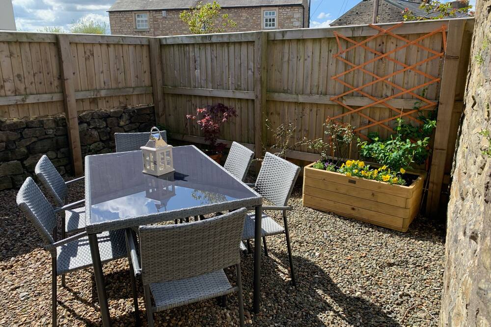 DAWSONS COTTAGE, pet friendly, with a garden in High Bentham