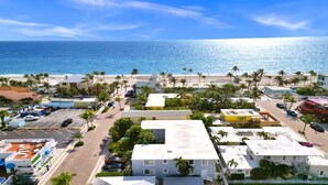 A coastal area with buildings, a beach, and a clear sky. - Beach Tide Motel - #6 Studio 1 King bed (Hollywood)