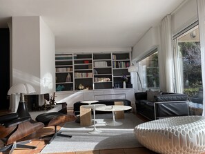 Télévision, cheminée, livres, écrans d'ordinateur