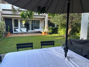Outdoor dining - House in the heart of Marseille - Calm the beach on the corniche side (Marseille)