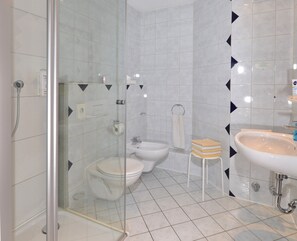 Dusche, Haartrockner, Handtücher