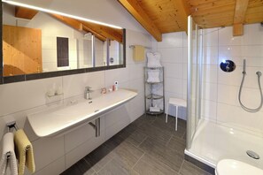 Dusj, hårføner og håndklær