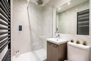 Douche, séchoir à cheveux, serviettes fournies