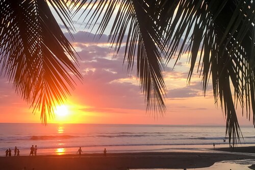 Sweet home with gated yard, parking, & WiFi - close to surf beach & restaurants