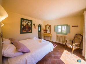 4 bedrooms, free Internet, bed sheets