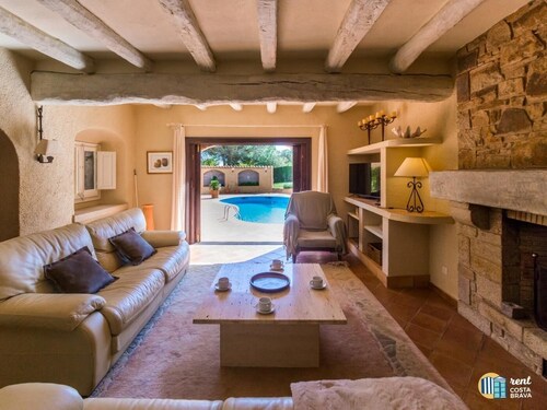 Villa Violeta maison de ville spacieuse avec piscine priveé.
