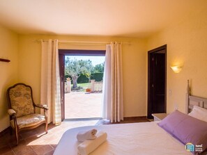 4 bedrooms, free Internet, bed sheets