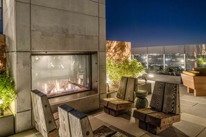 Terrace/patio - Luxe condo with rooftop pool, WiFi, and central AC (Austin)