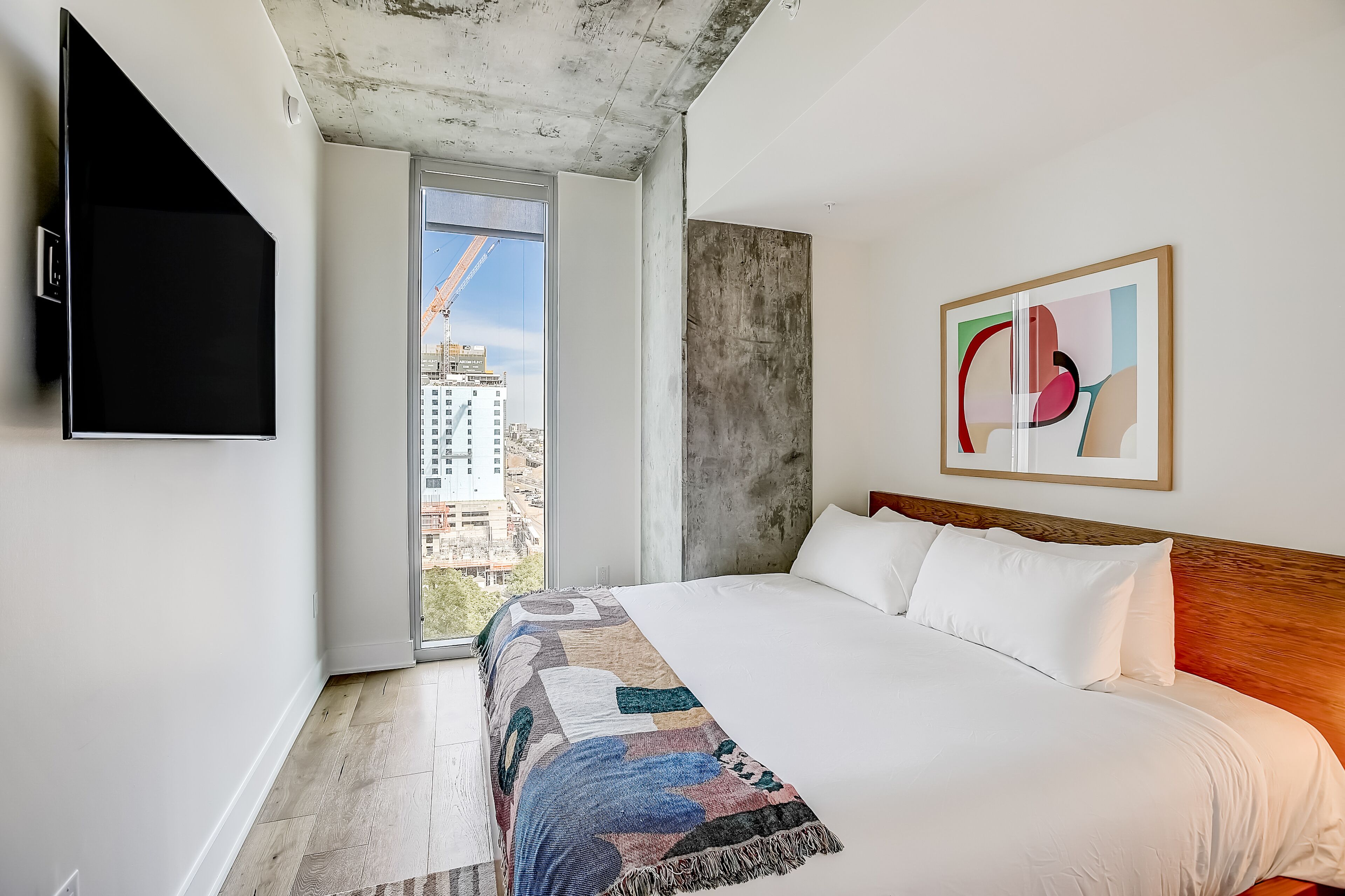 Brand new condo with rooftop pool with Lady Bird Lake view, WiFi, and central AC