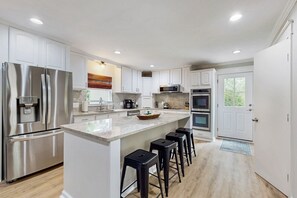 Frigorífic, microones, forn i placa de cuina 