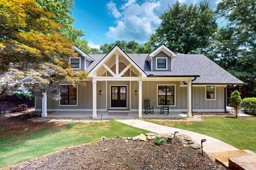 2025 Fully Renovated lakefront home with two-story dock, WiFi, & game room