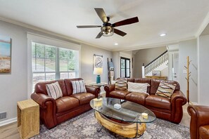 Televisor, futbolí i taula de tennis de taula 