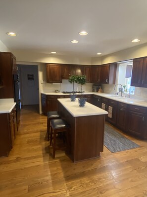 Microwave, dishwasher, coffee/tea maker, cookware/dishes/utensils