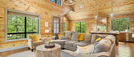 Een smart-tv, een open haard, een dvd-speler en boeken