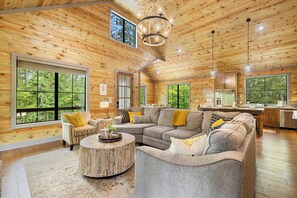 Smart-TV, peis, DVD-spiller og bøker