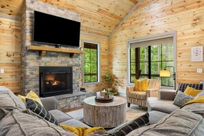 Smart-TV, peis, DVD-spiller og bøker