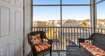Villas At Bay Crossing homey condo with pool, beach gear, WiFi, and private W/D