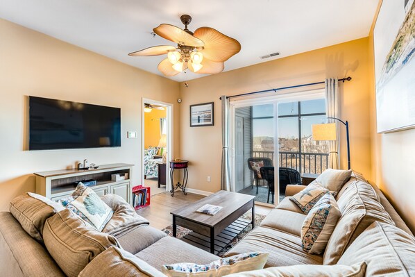 TV, books - Villas At Bay Crossing homey condo with pool, beach gear, WiFi, and private W/D (Lewes)