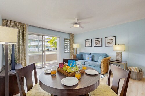 Dreamy island gem with free WiFi, shared pool & hot tub, private balcony & more
