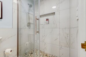 Hair dryer, towels - Dreamy island gem with free WiFi, shared pool & hot tub, private balcony & more (Methamis)