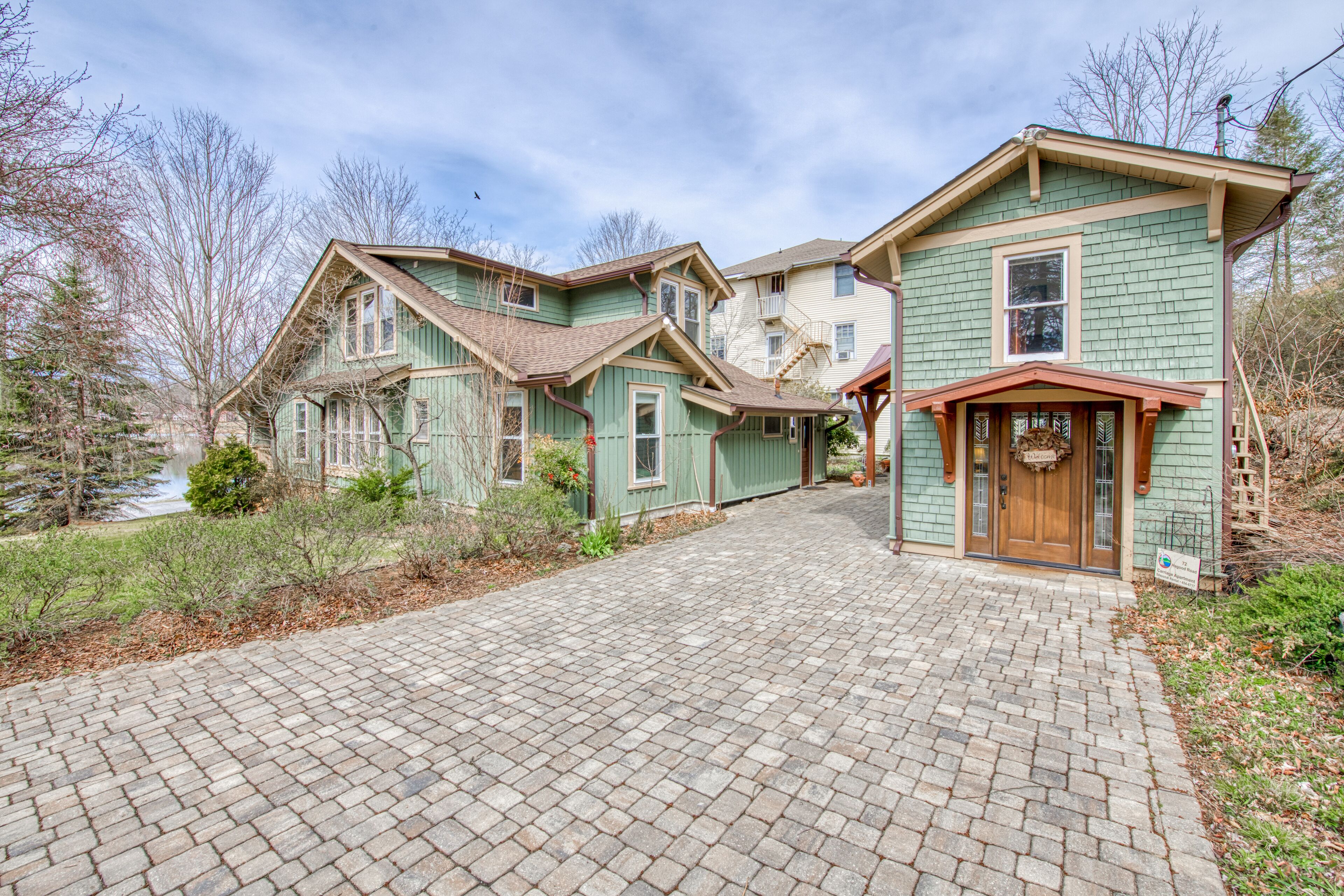 Efficient Guest Home with Full Kitchen, Free WiFi, Shared Pool & Patio