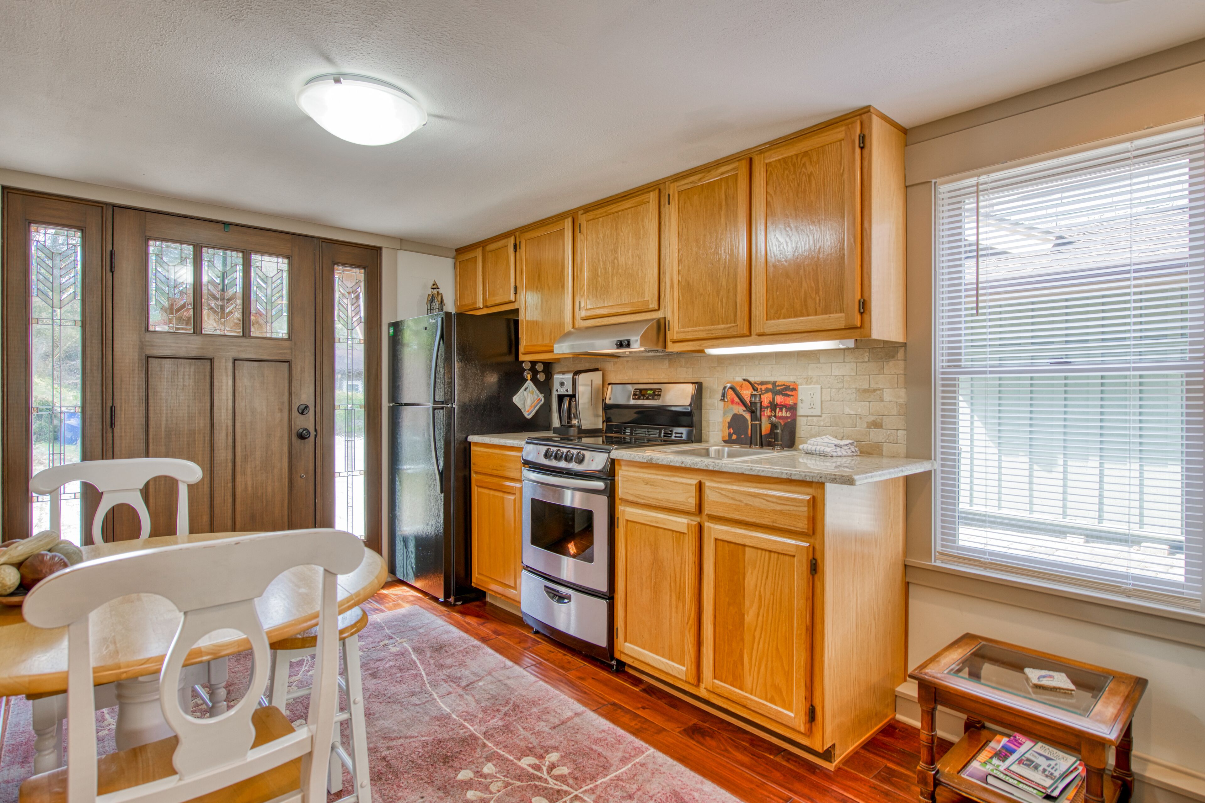 Efficient Guest Home with Full Kitchen, Free WiFi, Shared Pool & Patio