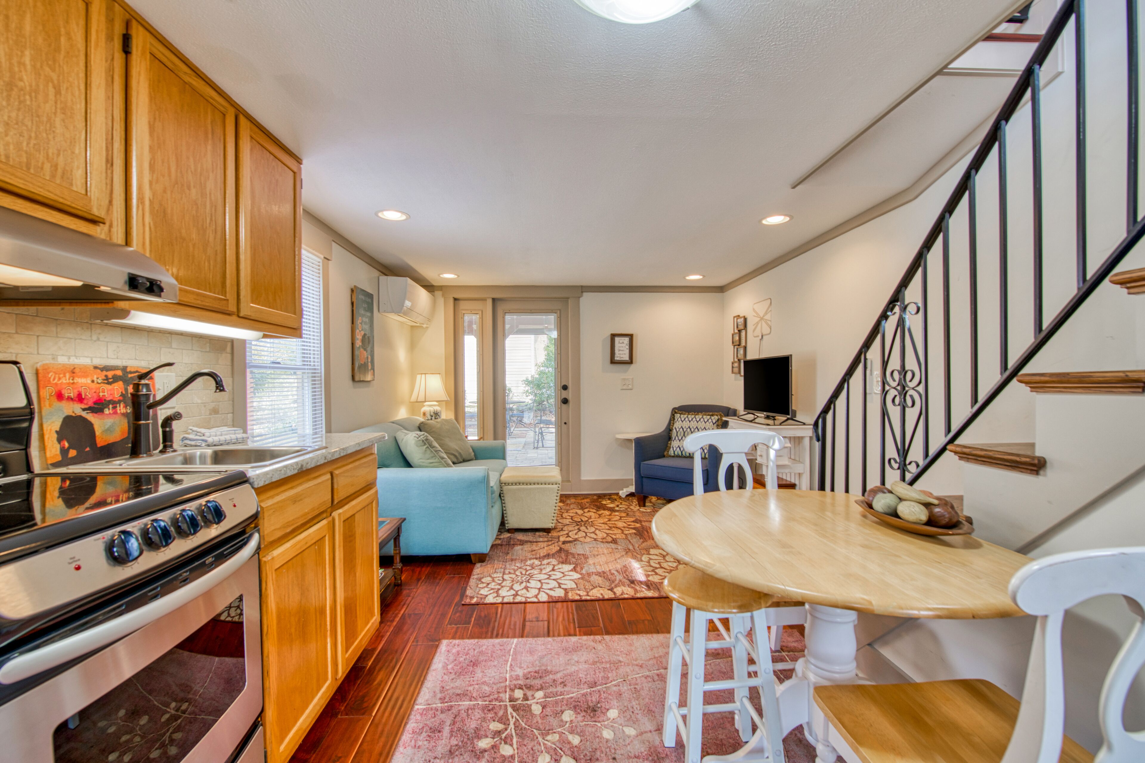 Efficient Guest Home with Full Kitchen, Free WiFi, Shared Pool & Patio