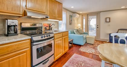 Efficient Guest Home with Full Kitchen, Free WiFi, Shared Pool & Patio