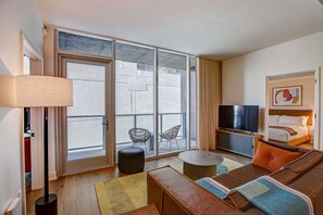 Televisión, mesa de ping pong, libros