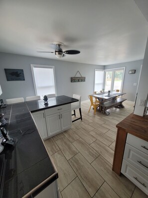 冷蔵庫、電子レンジ、オーブン、コンロ