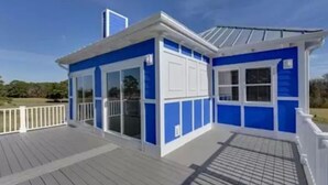 Un edificio blu e bianco con una veranda coperta.