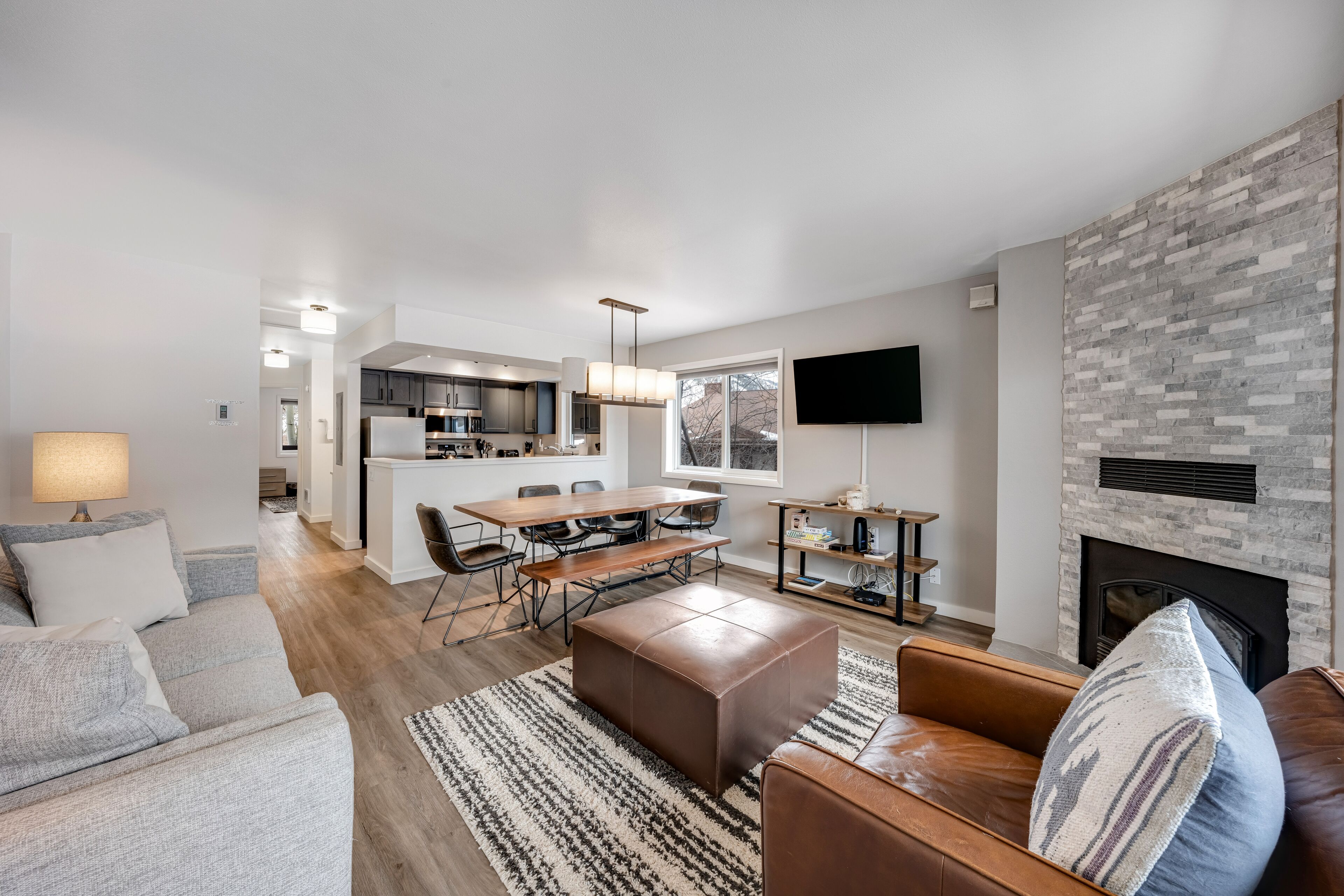 Comfortable condo with fireplace & washer/dryer - close to slopes