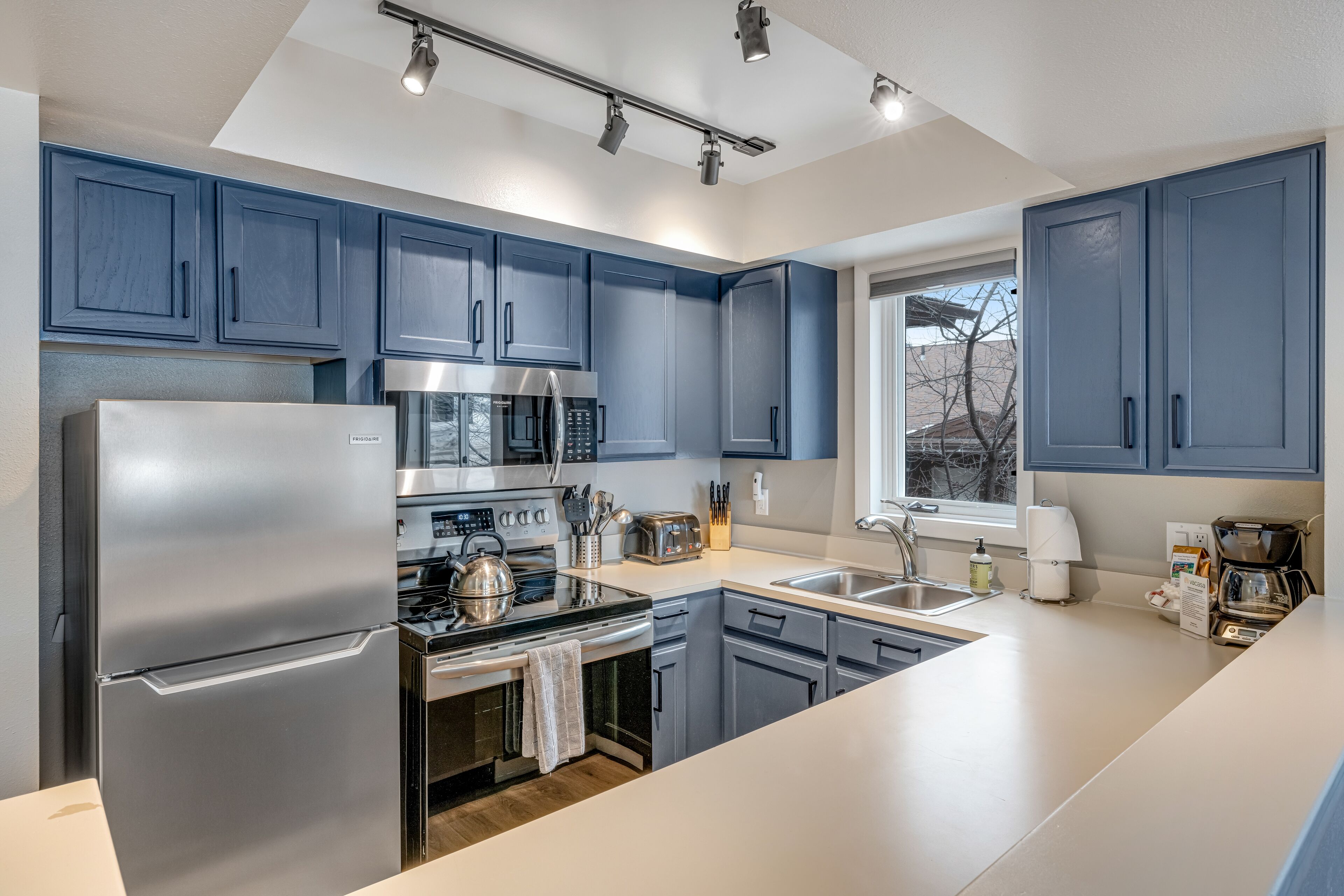 Comfortable condo with fireplace & washer/dryer - close to slopes