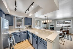 Fridge, microwave, oven, stovetop - Comfortable condo with fireplace & washer/dryer - close to slopes (Jackson)