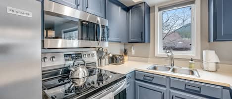 Kühlschrank, Mikrowelle, Ofen, Herdplatte